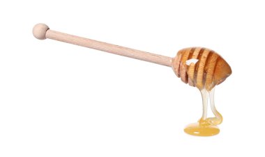 Beyaz arka planda doğal bal damlıyor.