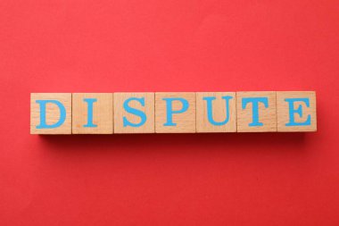 Kırmızı arkaplanda kelime anlaşmazlığı olan küpler, üst görünüm