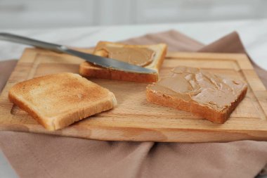 Lezzetli fıstık ezmeli tostlar masada, yakın plan.