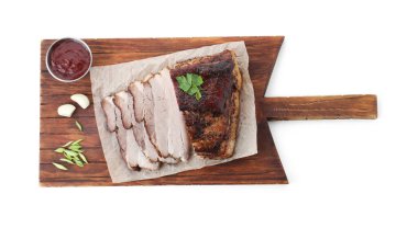 Lezzetli domuz eti parçaları ve sosu beyaza izole edilmiş.