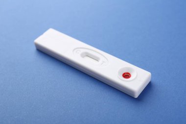 Mavi arkaplanda tek kullanımlık bir ekspres test