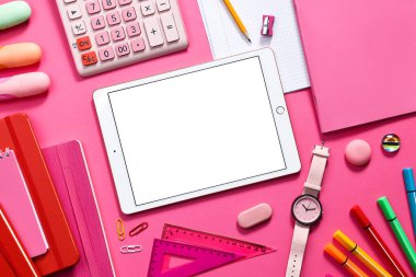 Modern tablet, hesap makinesi ve pembe arka planda kırtasiye malzemesi, düz konum. Metin için boşluk