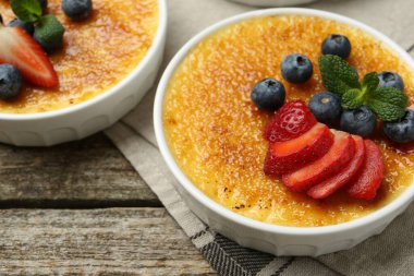Böğürtlenli ve nane şekerli nefis creme brulee ahşap masada, yakın plan