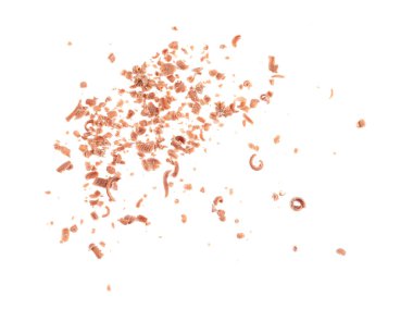 Birçok ezilmiş çikolata parçacıkları beyaza izole edilmiş.