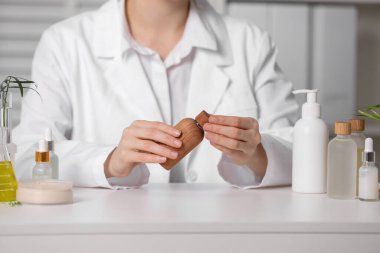 Beyaz masa içinde kozmetik ürünü şişesi olan bir dermatolog, seçici odaklanma. Geliştirme ve test