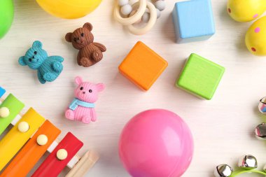 Bebek şarkısı konsepti. Tahta ksilofon ve oyuncaklar masada, düz yerde