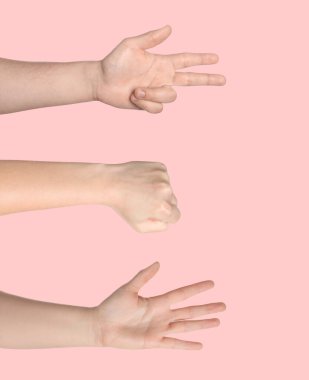 Pembe arka planda taş, kağıt ve makas oynayan insanlar, yakın plan