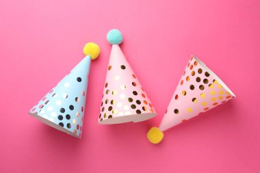 Pembe arka planda güzel parti şapkaları, üst manzara