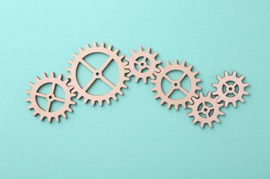 İş süreci organizasyonu ve optimizasyonu. Turkuaz arka plan, üst görünüm, ahşap figürler ile şema