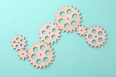 İş süreci organizasyonu ve optimizasyonu. Turkuaz arka plan, üst görünüm, ahşap figürler ile şema