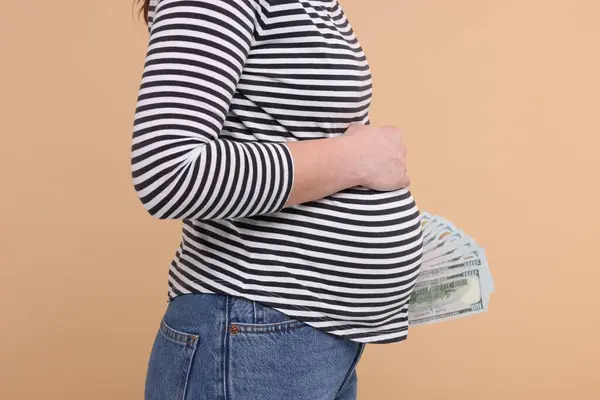 Madre Subrogada Mujer Embarazada Con Billetes Dólar Sobre Fondo Beige —  Fotos de Stock
