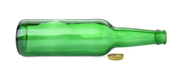 Uma Garrafa Cerveja Verde Vazia Tampa Isolada Branco — Fotografia de Stock