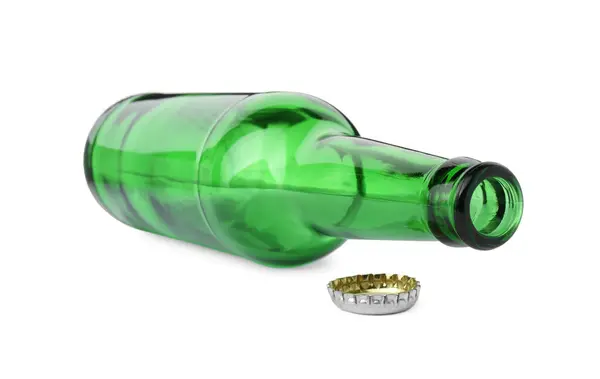 一个空的绿色啤酒瓶和瓶盖与白色隔离 — 图库照片
