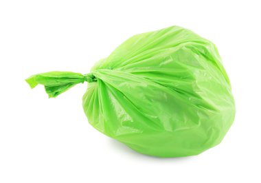 Yeşil plastik çöp torbası beyazda izole edilmiş.