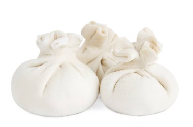 Pişmemiş khinkali (hamur tatlısı) beyaz üzerine izole edilmiş. Gürcistan mutfağı