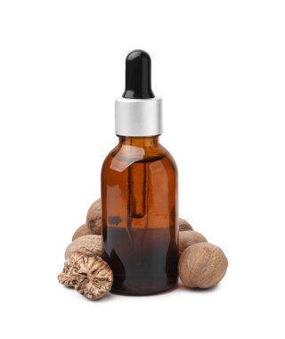 Nutmeg temel yağı ve fındıkları beyaza izole edilmiş.
