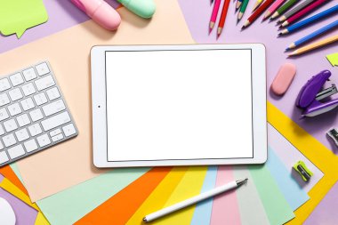 Modern tablet, klavye ve menekşe arkaplan kırtasiyesi, düz konum. Metin için boşluk