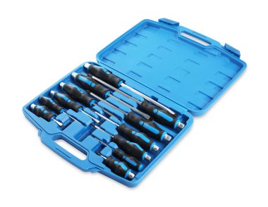 Açık araç kutusunda beyaz üzerine izole edilmiş tornavida seti