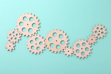 İş süreci organizasyonu ve optimizasyonu. Turkuaz arka plan, üst görünüm, ahşap figürler ile şema