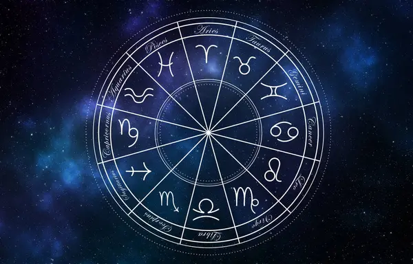 Zodiac tekeri gece yıldızlı gökyüzüne karşı 12 işaret gösteriyor