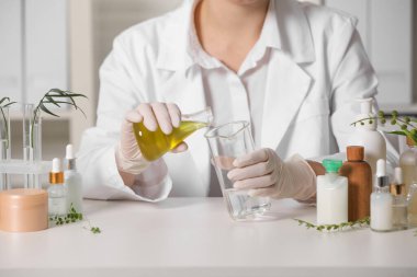 Dermatolog, beyaz masada kozmetik ürünler geliştiriyor.