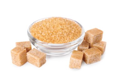 Beyaz üzerine izole edilmiş farklı kahverengi şeker ve kase türleri