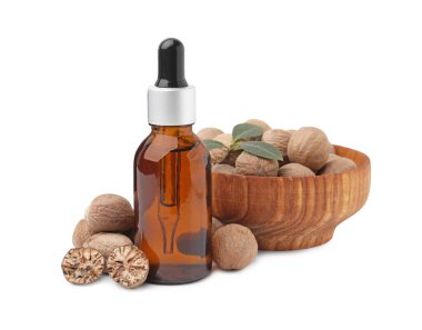 Nutmeg temel yağı, fındık ve yaprakları beyazın üzerinde izole edilmiş.