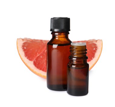 Greyfurtlu şişeler gerekli yağ ve beyaz üzerine izole edilmiş taze meyve.