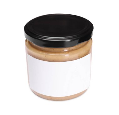 Kavanozdaki lezzetli fındık ezmesi beyaza izole edilmiş, metin için boşluk