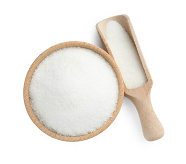 Kasede granüle şeker ve kepçe beyaz, üst manzara izole