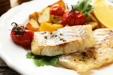 Sebzelerle pişirilmiş lezzetli morina balığı, yakın plan.