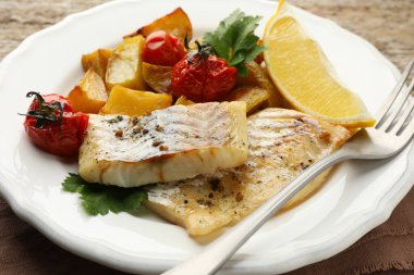 Sebzelerle pişirilmiş lezzetli morina, yakın plan.