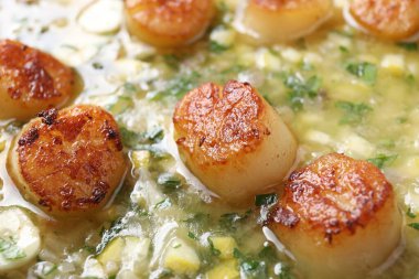 Soslu ve sarımsaklı kızarmış istiridye, yakın plan.