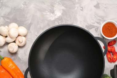 Wok ve gri desenli masa üzerindeki farklı ürünler, düz yatak. Metin için boşluk