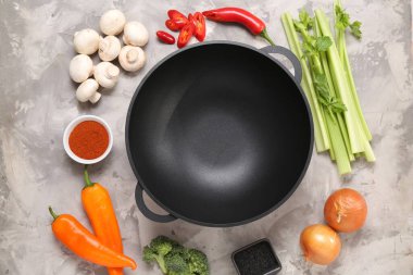 Wok ve farklı ürünler gri desenli masa üzerinde, düz yatıyordu
