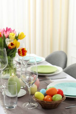 Paskalya kutlaması. Güzel çiçekli ve boyalı yumurtalı şenlik masası.
