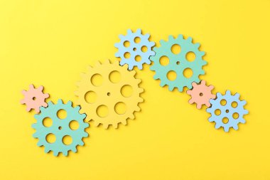 İş süreci organizasyonu ve optimizasyonu. Sarı arkaplan, üst görünüm üzerinde renkli şekiller ile şema