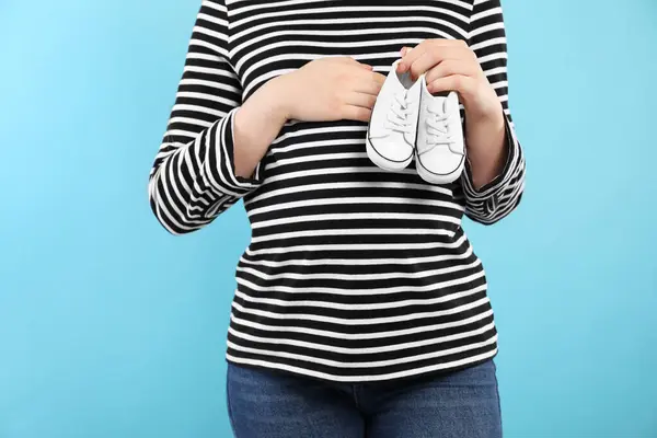 Έγκυος Γυναίκα Παπούτσια Μωρό Γαλάζιο Φόντο Closeup — Φωτογραφία Αρχείου