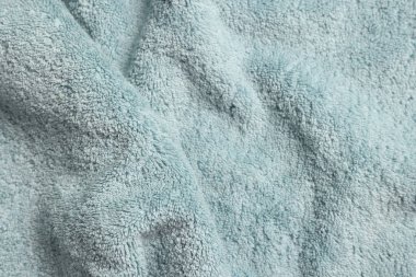 Yumuşak buruşuk açık mavi havlu arka plan olarak, üst görünüm