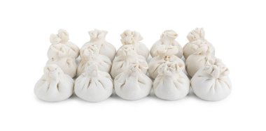 Pek çok pişmemiş khinkali (hamur tatlısı) beyaz üzerine izole edilmiş. Gürcistan mutfağı