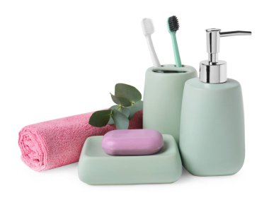Banyo aksesuarları. Farklı kişisel bakım ürünleri ve okaliptüs yaprakları beyaz üzerine izole edilmiş.