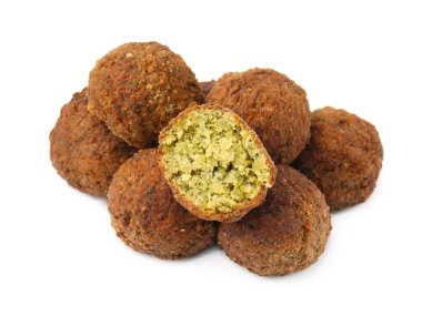Lezzetli kızarmış falafel topları beyaz üzerine izole edilmiş.