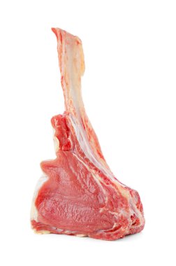 Beyaza izole edilmiş çiğ et parçası.