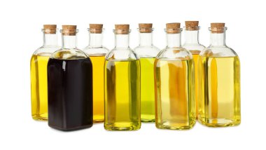 Sebze yağları. Beyaz üzerine izole edilmiş farklı yemek yağları şişeleri.