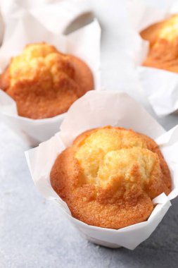 Açık gri desenli masada leziz tatlı kekler, yakın plan.