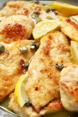 Limonlu lezzetli tavuk piccata, yakın plan.