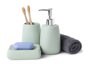 Banyo aksesuarları. Beyaza izole edilmiş farklı kişisel bakım ürünleri.