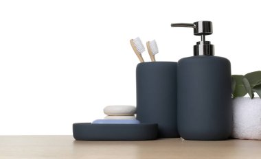 Banyo aksesuarları. Tahta masada beyaz arka planda farklı kişisel bakım ürünleri var. Metin için boşluk