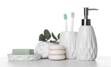 Banyo aksesuarları. Masada beyaz arka plana karşı farklı kişisel bakım ürünleri ve okaliptüs dalı