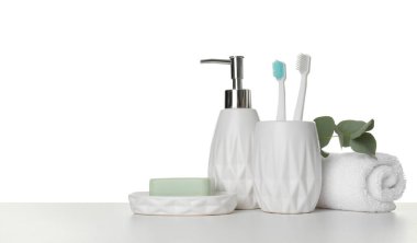 Banyo aksesuarları. Farklı kişisel bakım ürünleri ve okaliptüs dalı beyaz arka planda. Metin için boşluk